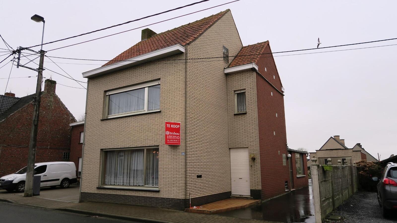 Degelijke halfopen woning met ruime vrijstaande garage 