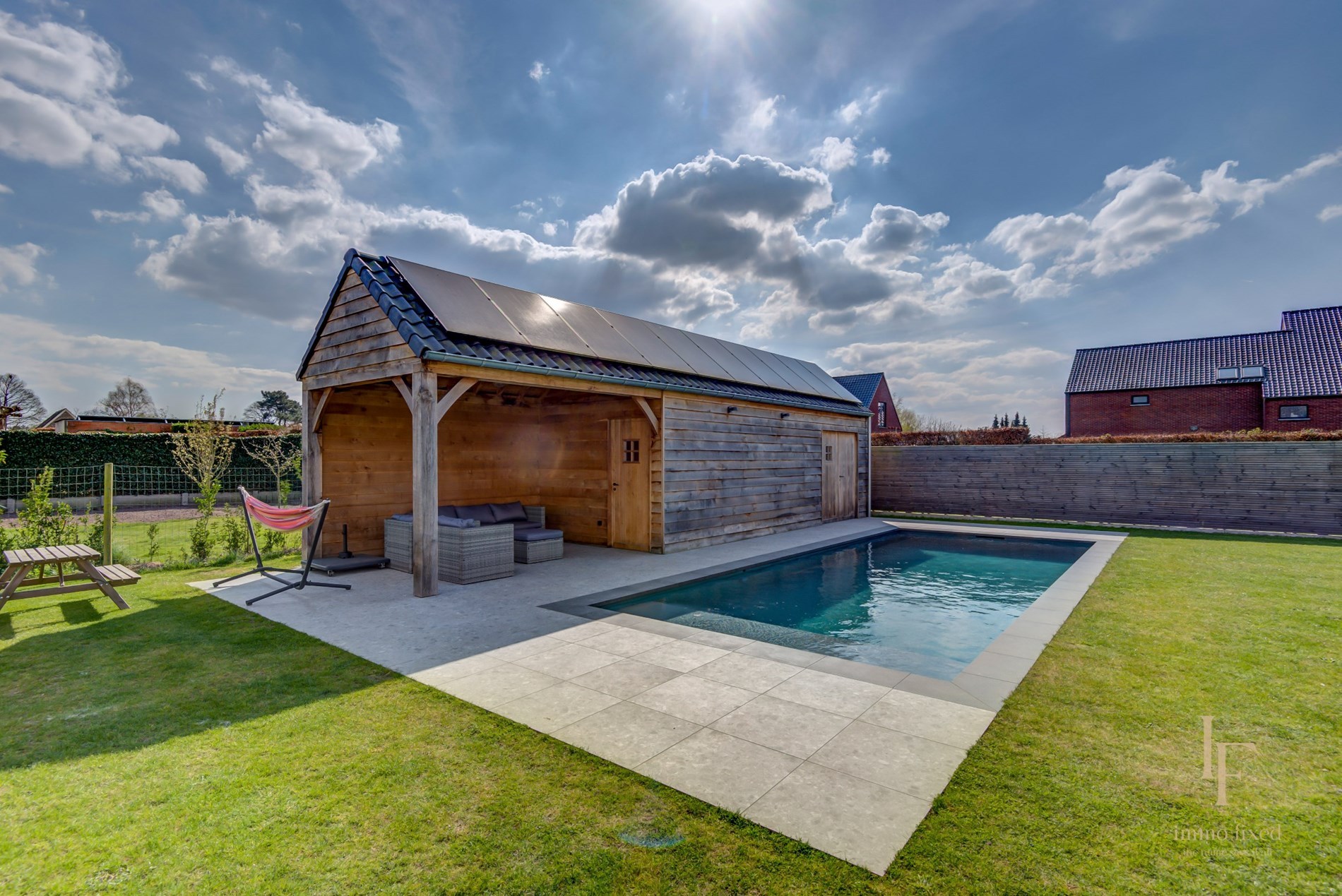 Een langgevelhoeve met bijgebouw! 