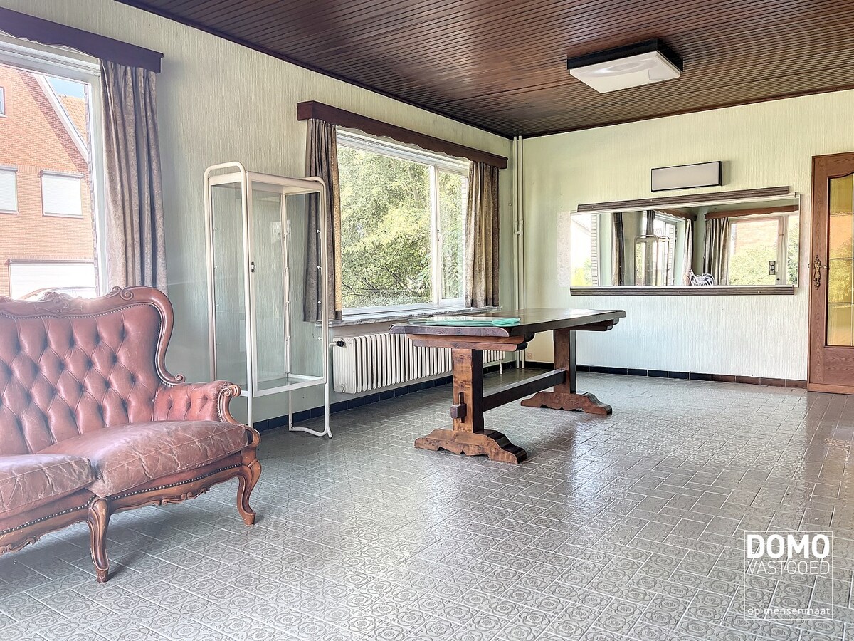 Ruime half open bebouwing met een vergund magazijn. 