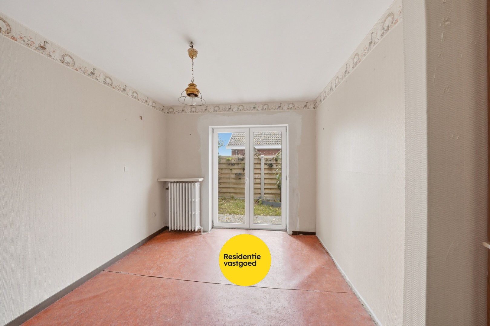 Vrijstaande bungalow met veel potentieel langs het water in hartje Oudenburg 