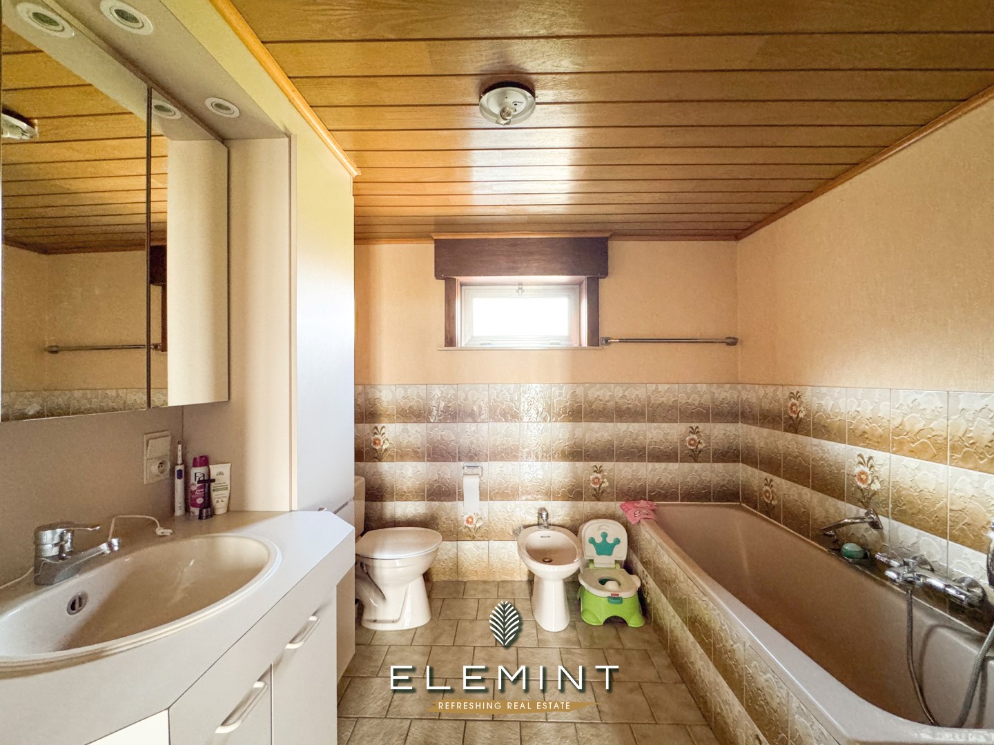 Landelijk gelegen woning met garage op 946m² 