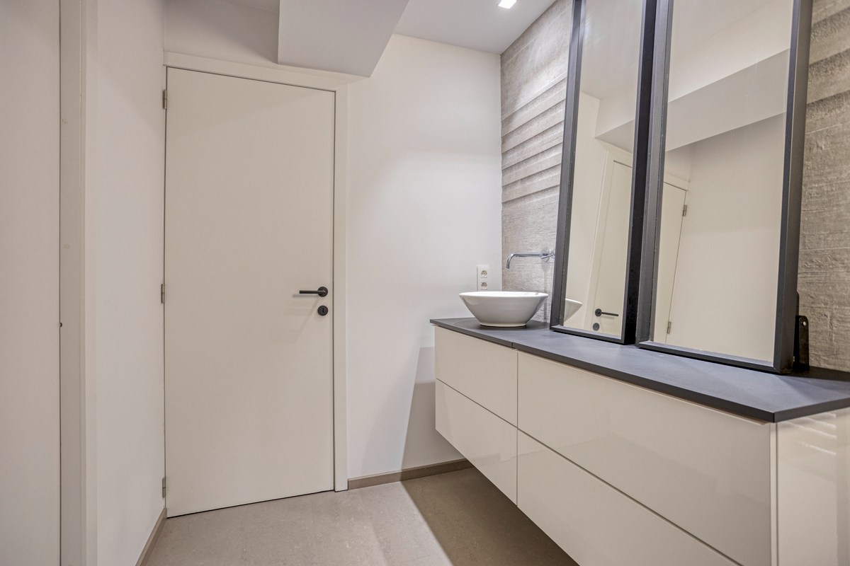Badkamer 1, uitgerust met lavabo, toilet en douche