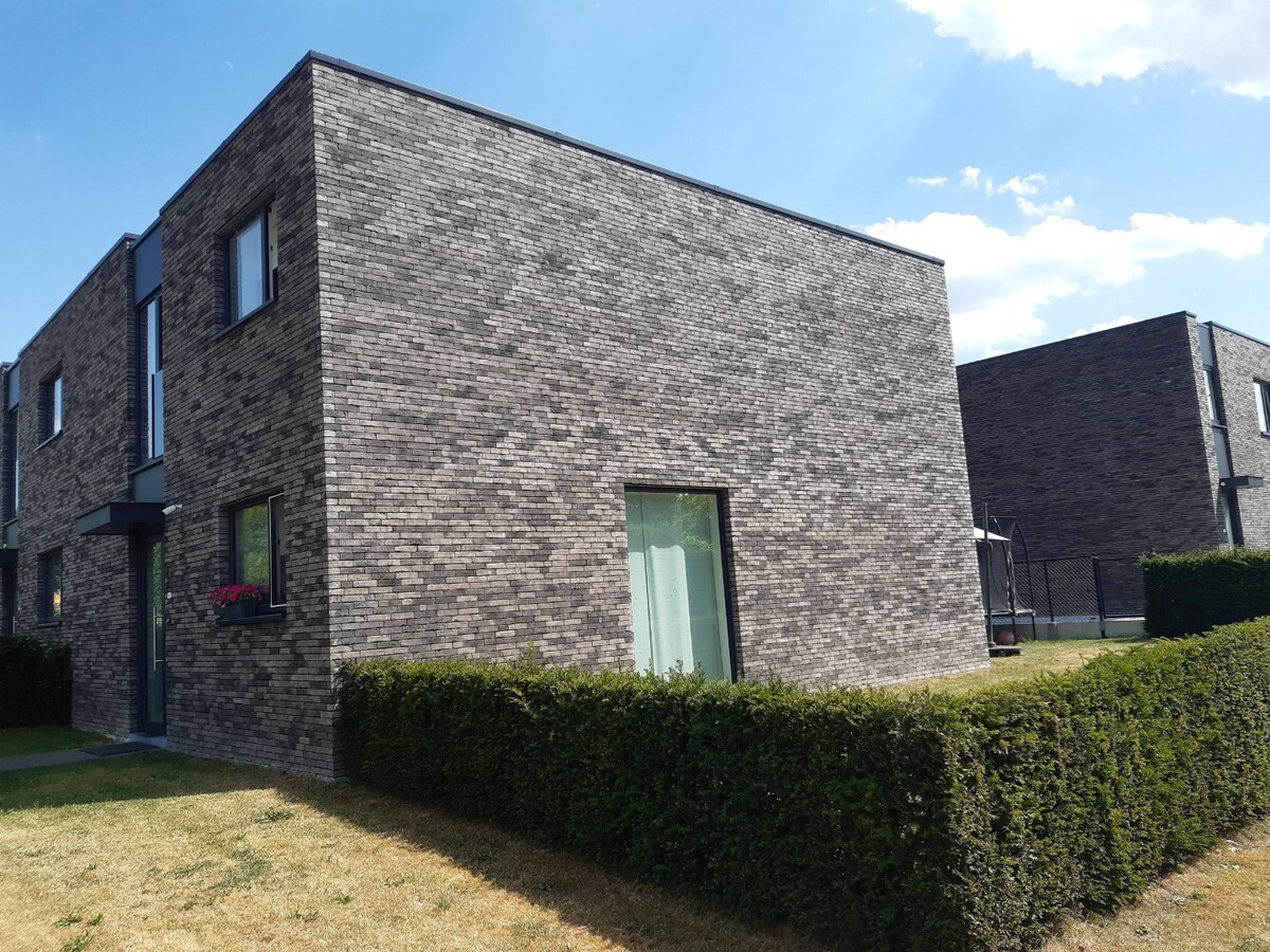Half open (160 m²) met zonnepanelen ! 