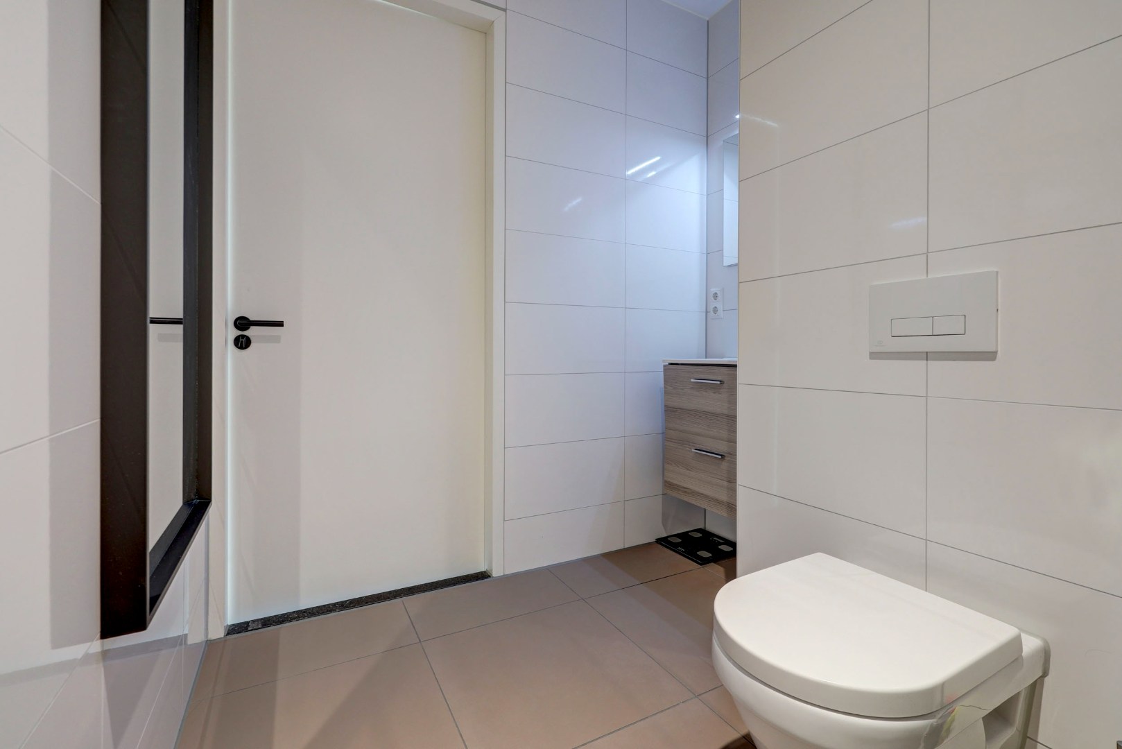 Energiezuinig en instapklare studio met energielabel A, moderne keuken en badkamer en uitzicht op de skyline van Rotterdam. 