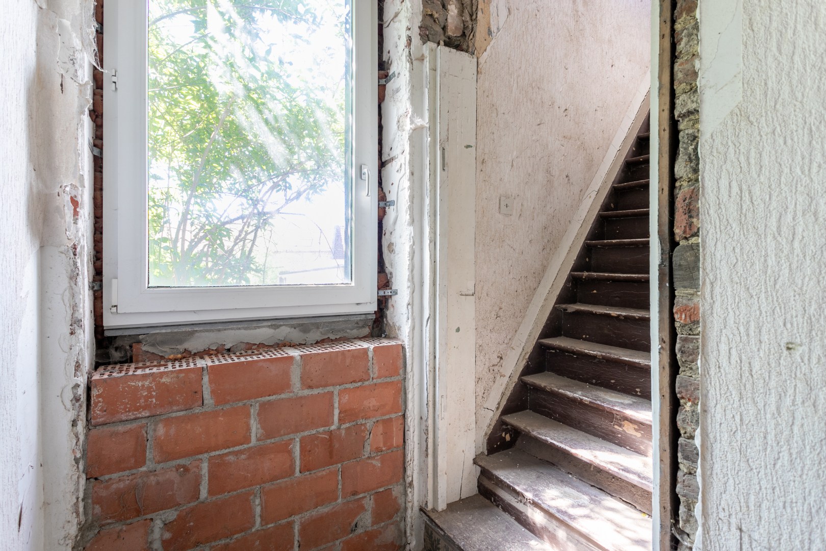 Te renoveren eigendom (317 m²) met veel potentieel, ruime tuin (6a 42ca) en dubbele achterliggende carport met toegang tot de achterliggende straat in Kester 
