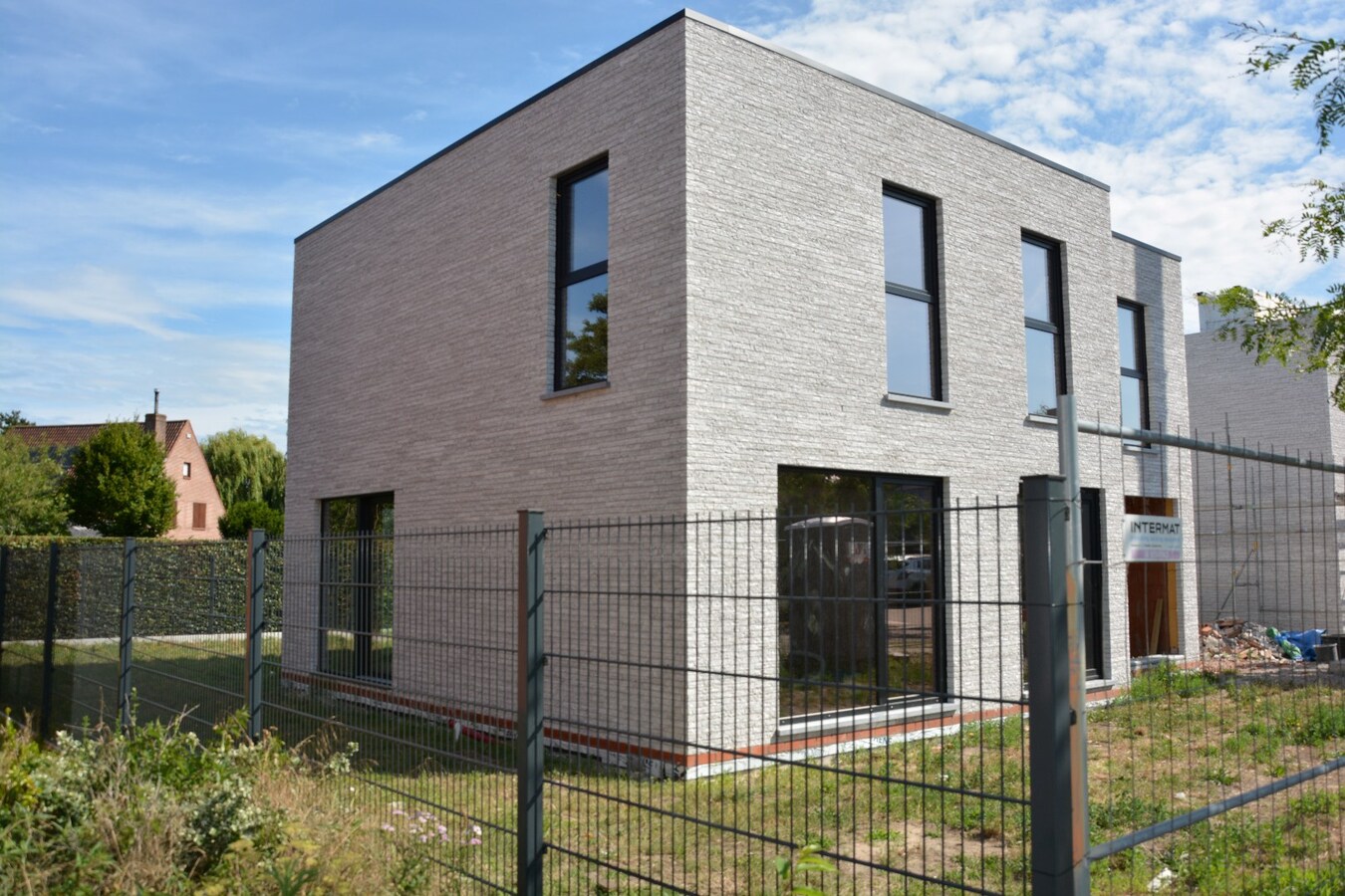 Nieuwbouwwoning op 416 m² – volledig naar eigen smaak af te werken 