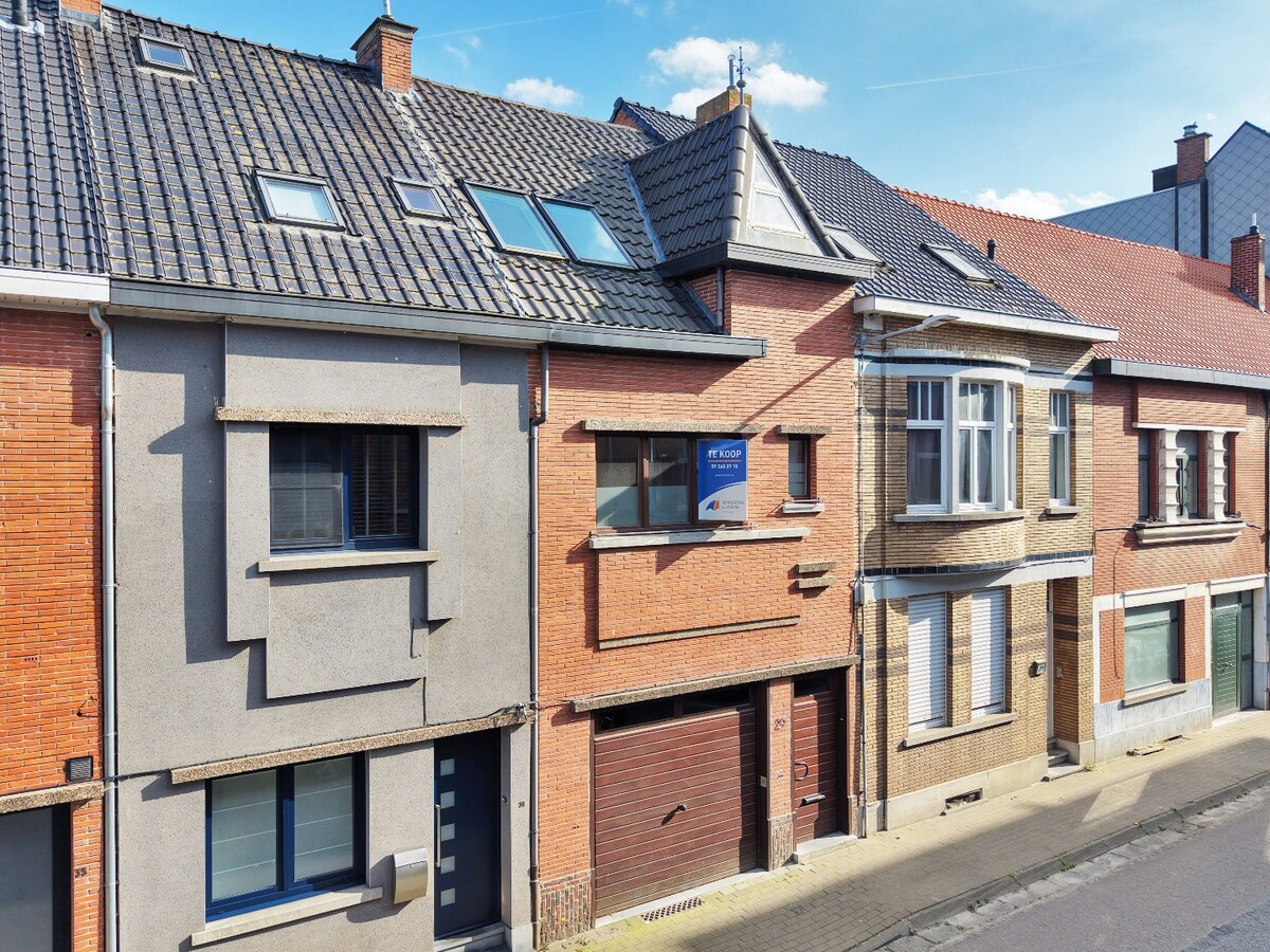 Karaktervolle woning met garage en grote tuin te centrum Zottegem 