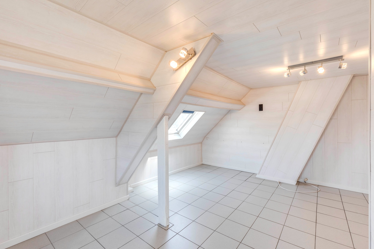 Centraal gelegen op te frissen gezinswoning gelegen op fietsafstand van het centrum van Zulte 