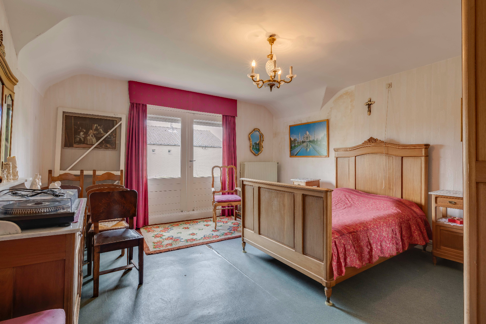 Residentieel gelegen open bebouwing met 5 slaapkamers en grote tuin 