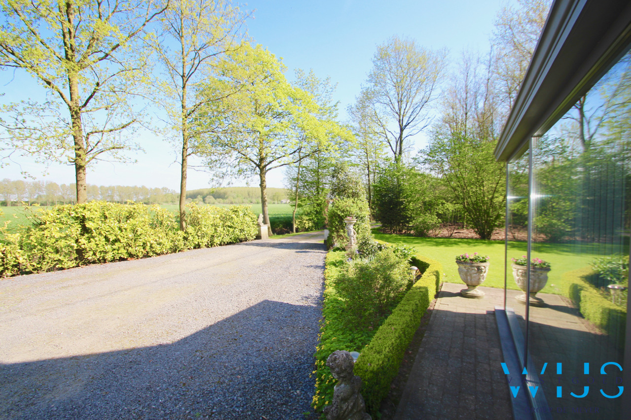 Fenomenaal gelegen Hoeve met bijgebouwen te Assenede ! 