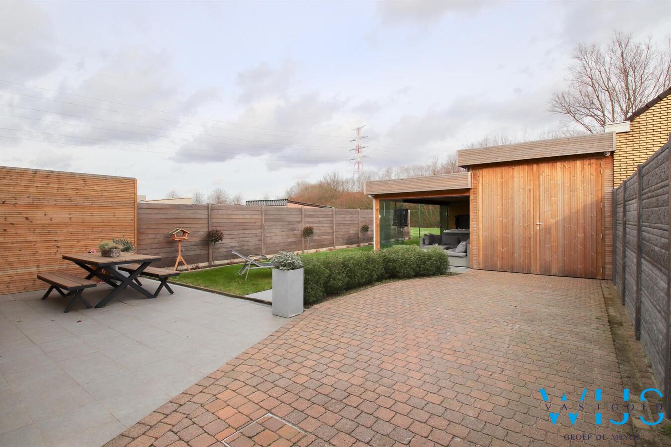 Tot in de puntjes gerenoveerde halfopen bebouwing met lounge gedeelte! 