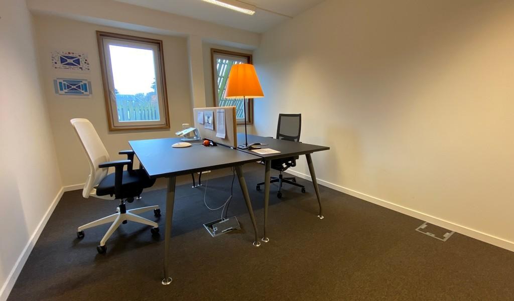 Ingedeelde kantoorruimte te huur aan oprit E40 in Sint-Denijs-Westrem