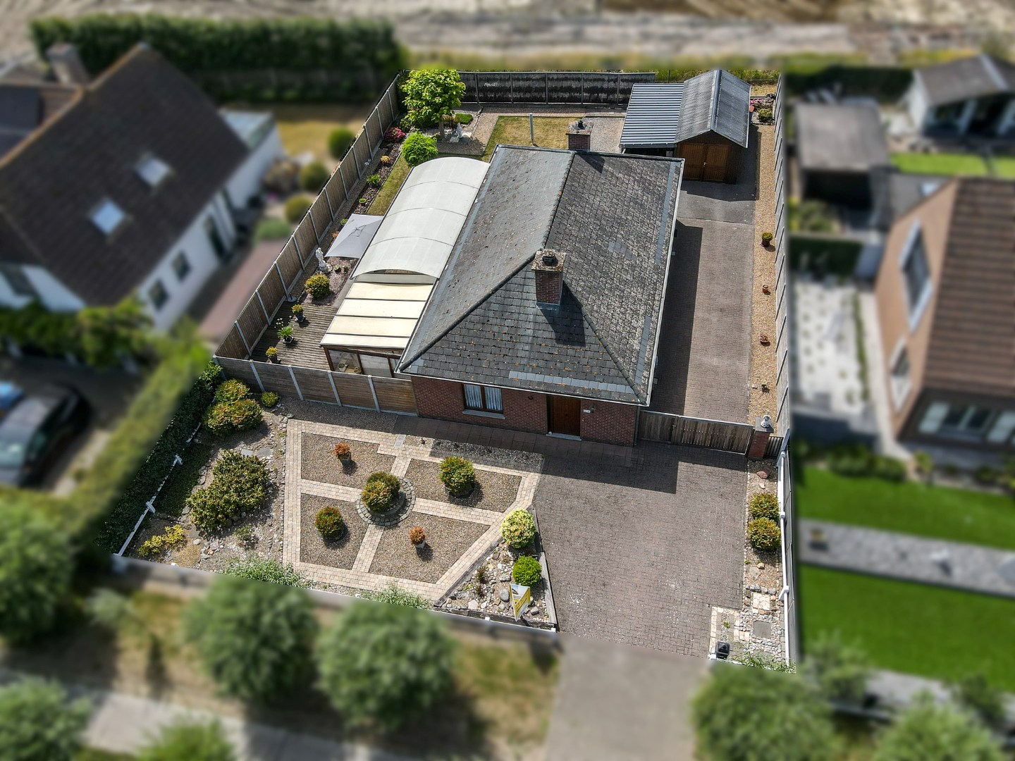 Alleenstaande bungalow met garage en tuin  op 684 m² 