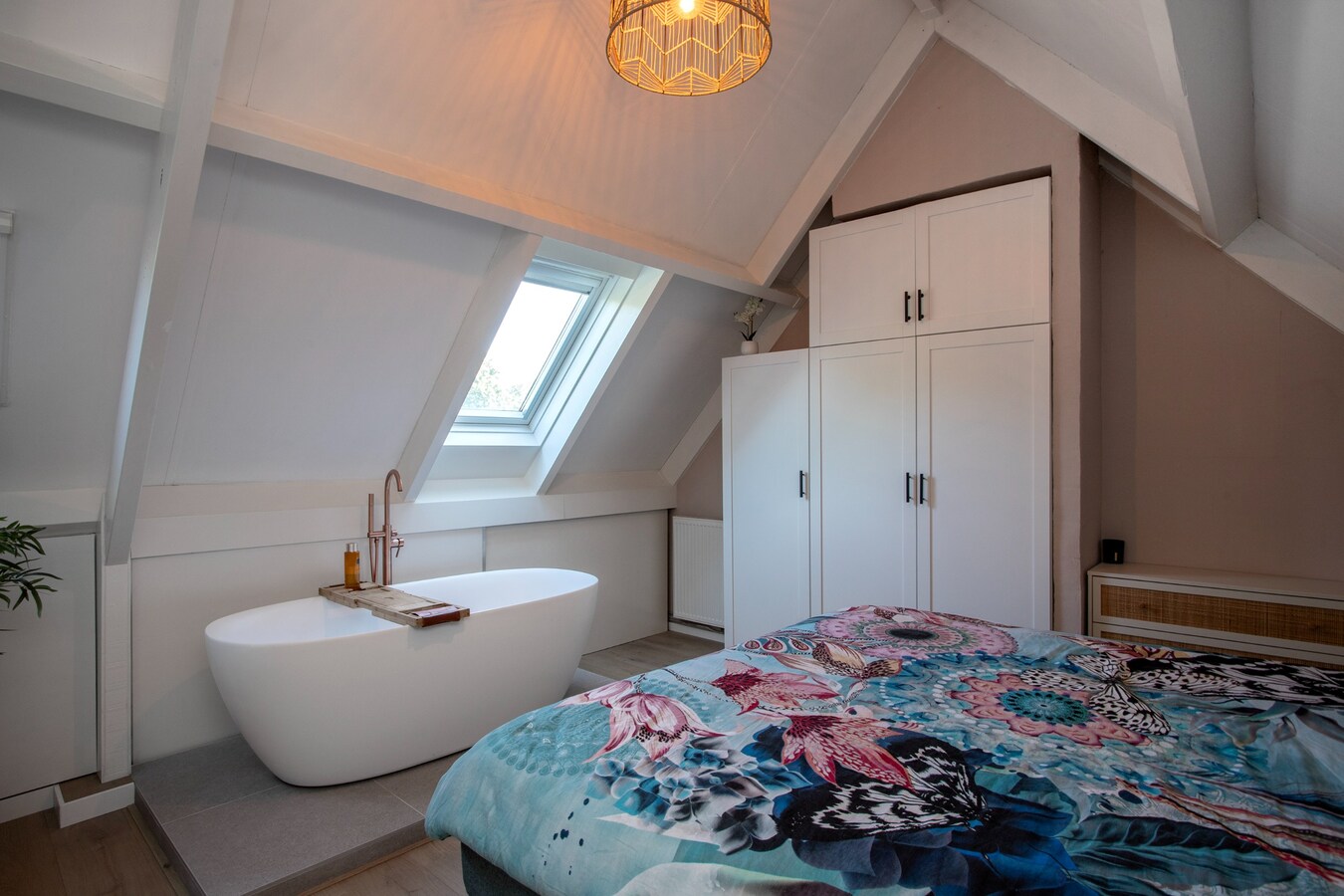 Vrijstaande woning met carport en garage gelegen op een perceel van 437 m2. 