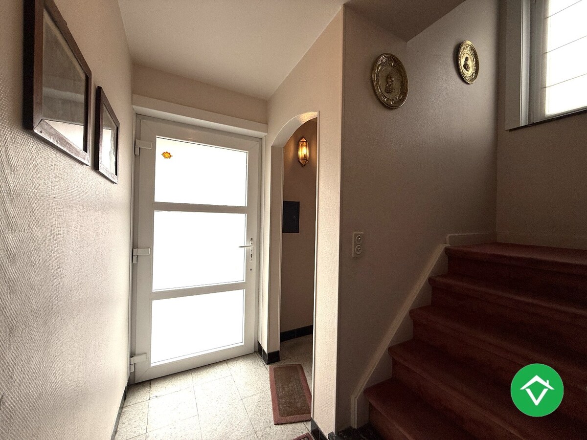 Stevige rijwoning met 4 slaapkamers, tuin en garage te Roeselare 