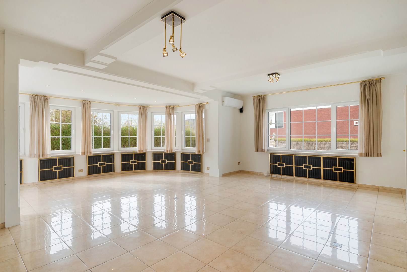 Stijlvolle villa met 5 slaapkamers op mooi perceel van 1325m² 