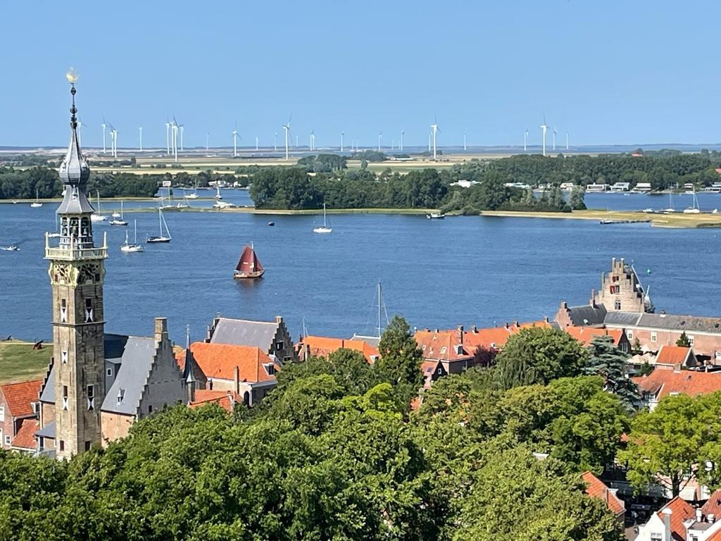 T.A. Makelaardij biedt aan: moderne architectonische vrijstaande villa met extra brede vrijstaande garage en royale private tuin rondom. 