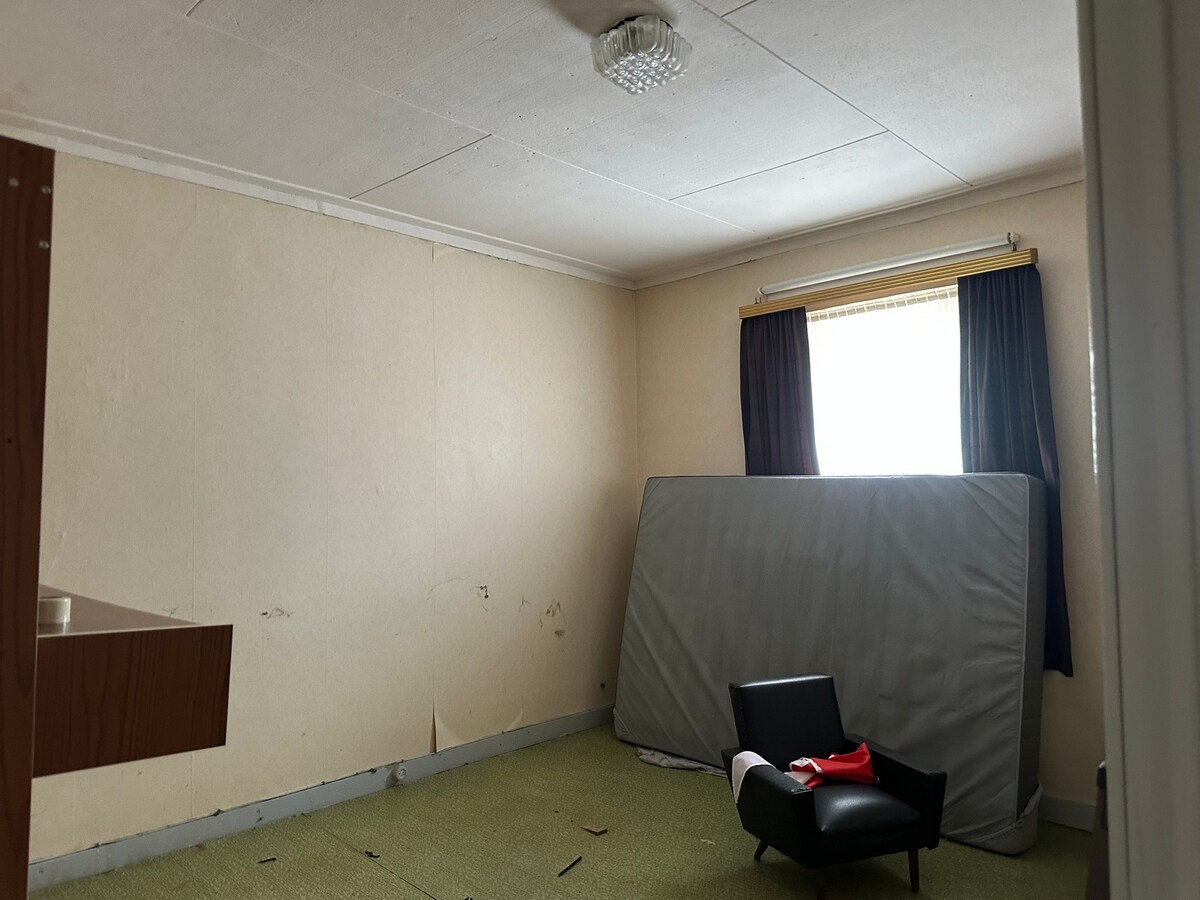 Charmant Leut : te renoveren woning met 3 slaapkamers, terras, tuin, garage, berging. 