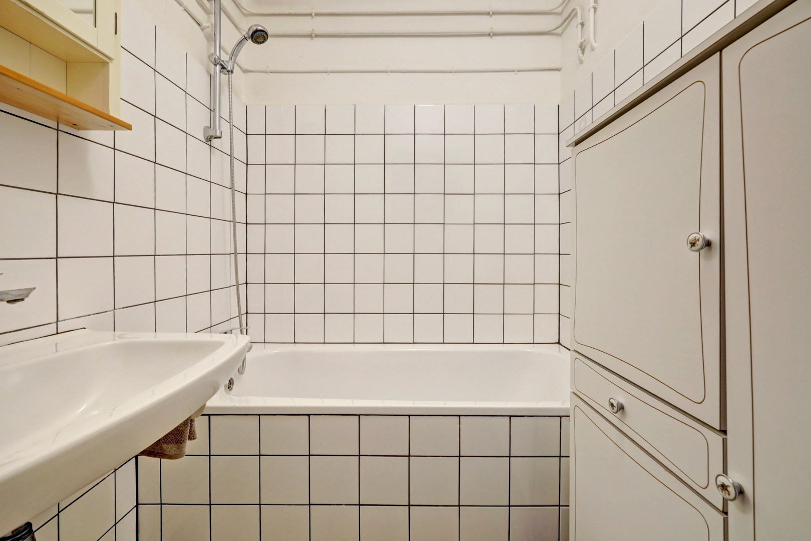 Dit ruime 3 -(voorheen 4) kamer appartement heeft een lichte woonkamer, zonnige balkon, 2 slaapkamers en is gelegen op 6e etage. 