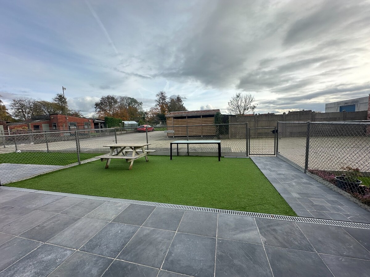 Ruim duplex-appartement met 3 slaapkamers en tuin te Werken 