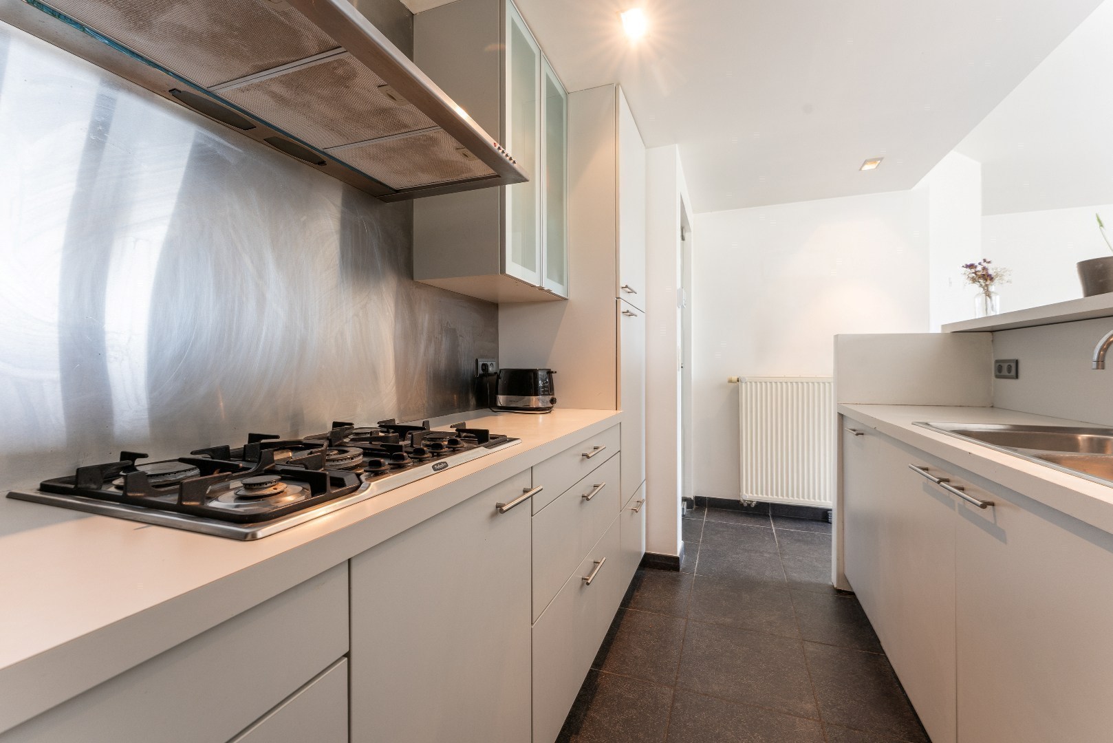 Ruim en licht 2 slaapkamerappartement nabij St-Pietersstation. 