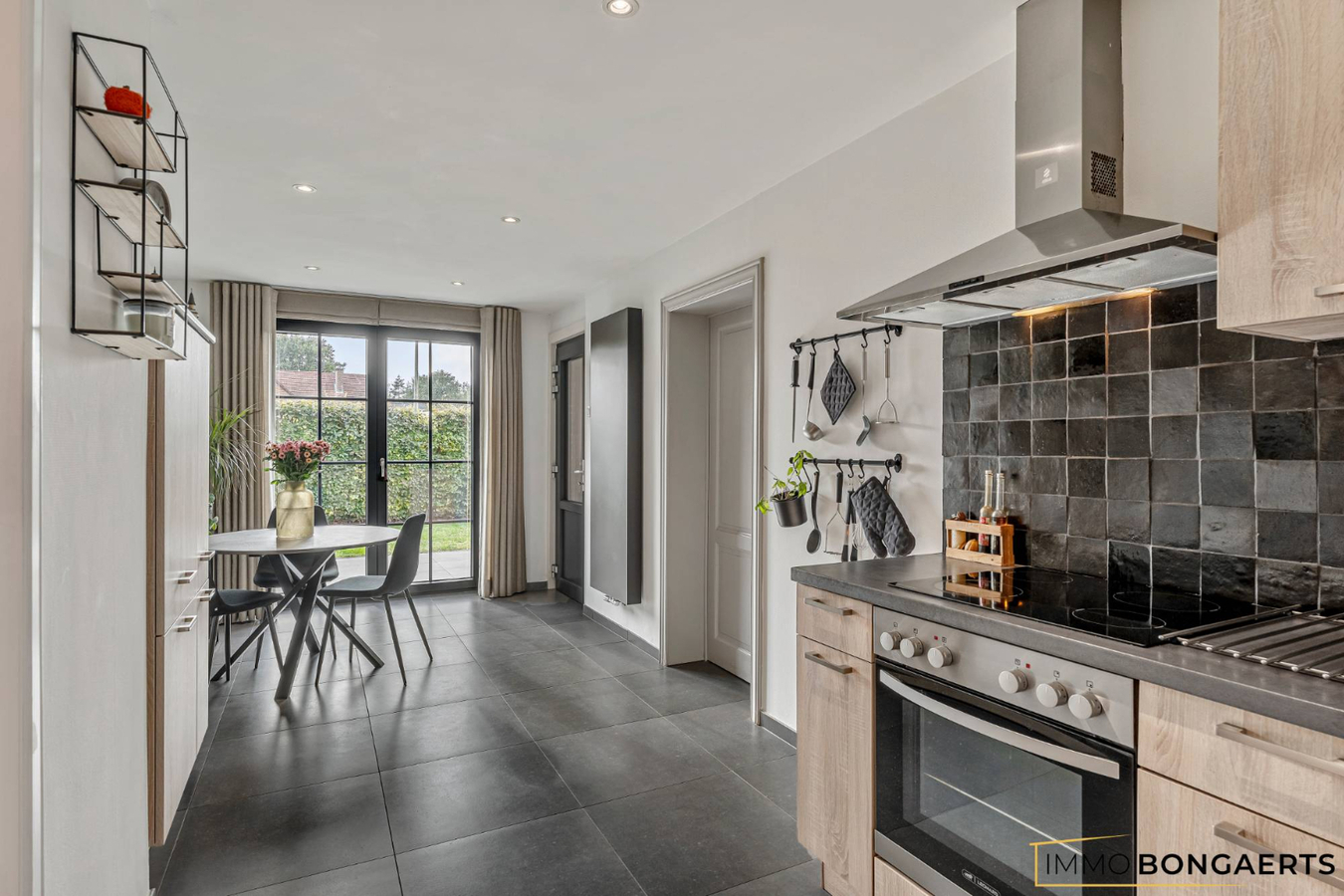 Instapklare woning op rustige ligging in As 