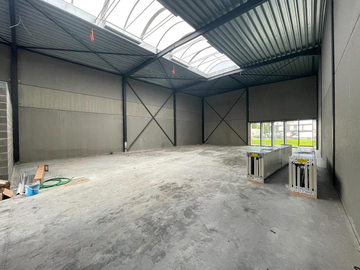 Ruime nieuwbouw KMO-unit van 256 m² te Lendelede 