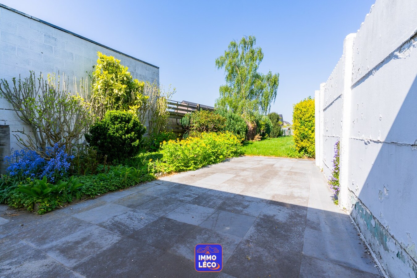 Maison 3 façades avec grand jardin et beaux volumes. 