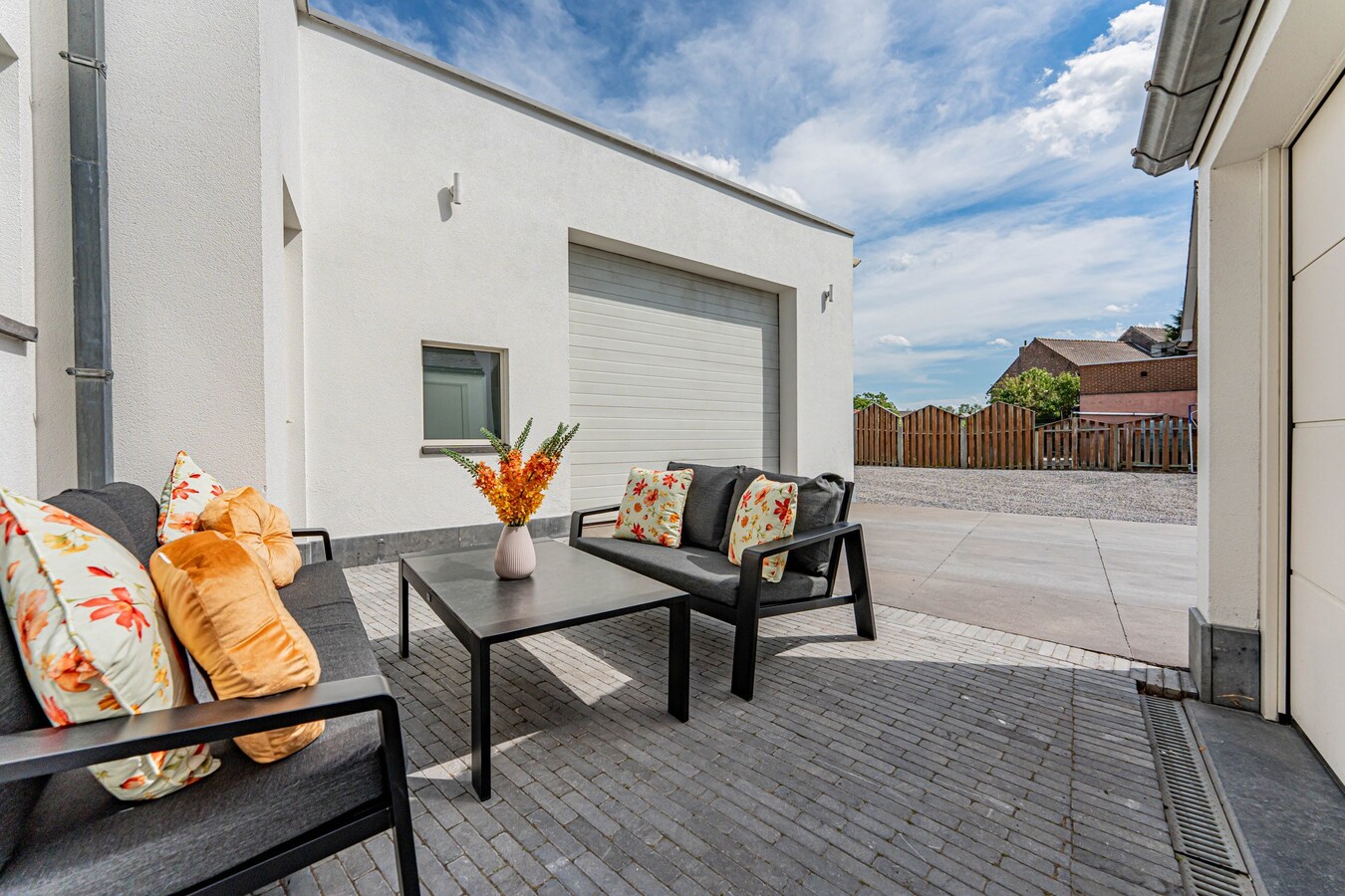 Commercieel gelegen woning met magazijn en parking 