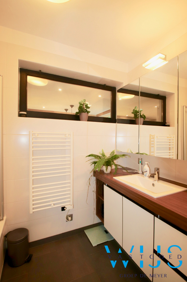 Instapklaar stijlvol woonhuis met leuke tuin te Assenede ! 