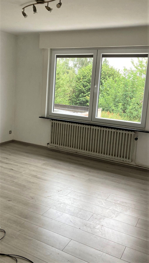 Gerenoveerde halfopen woning met garage in leuke buurt 