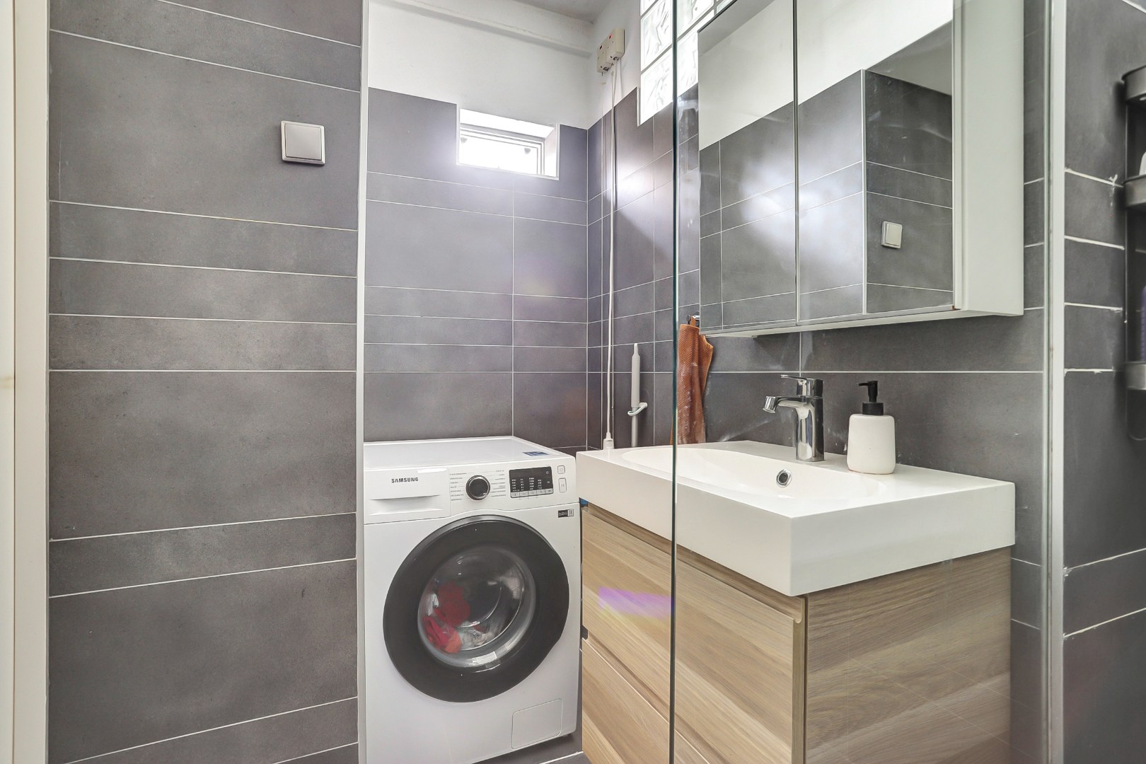 Instapklaar 3 (voorheen 4) kamer appartement op de vierde verdieping met moderne keuken en badkamer, balkon op het zuiden en berging in de onderbouw. 