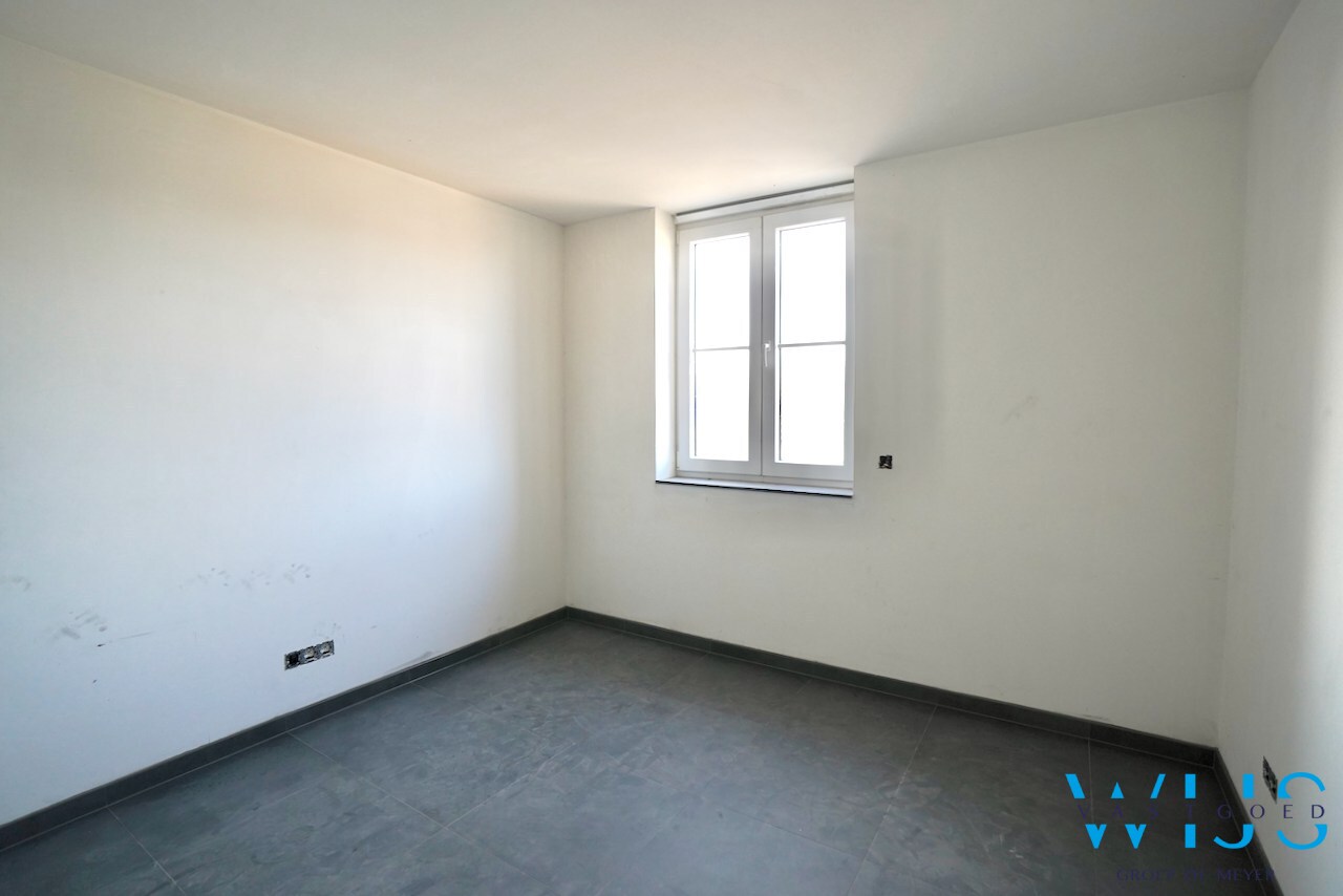 Nieuwbouw met 5 slaapkamers te Oosteeklo ! 