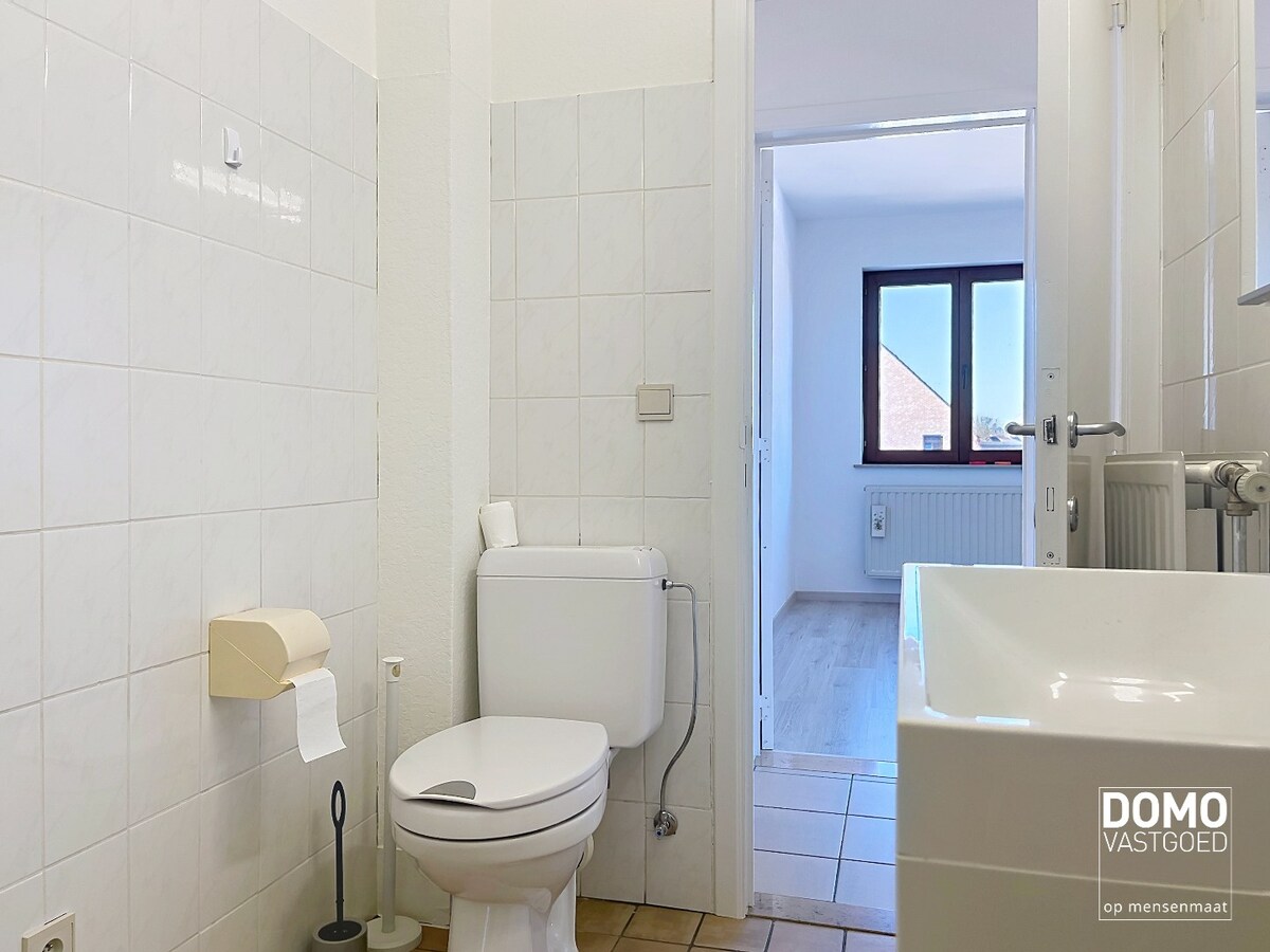 LICHTRIJK APPARTEMENT MET 2 SLAAPKAMERS EN GARAGEBOX 