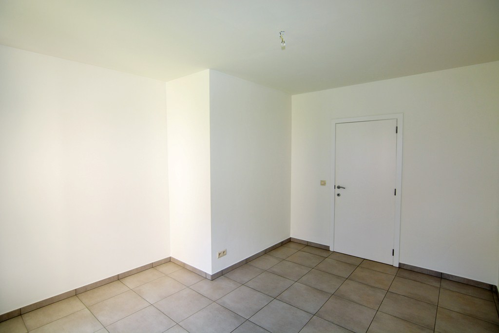Gelijkvloers appartement (121 m²) met 2 slpks, overdekt terras, garage en kelderberging. 