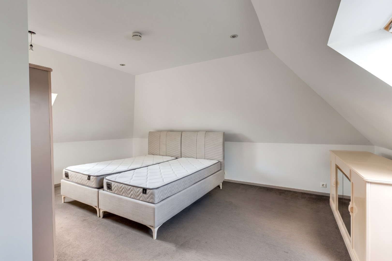 Ruime woning voor gemengd gebruik met loods te koop, wonen en werken op één toplocatie in Zelzate 