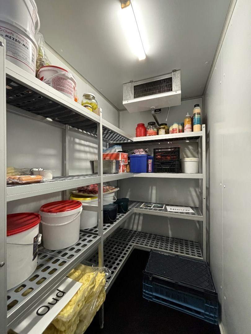 Frituur met volledige inboedel en bovengelegen appartement in Leopoldsburg 