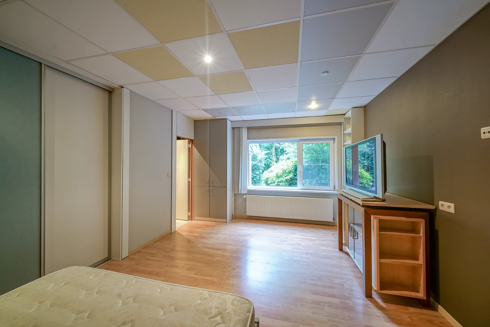 Winkelruimte met magazijn en woonst te Oostende 