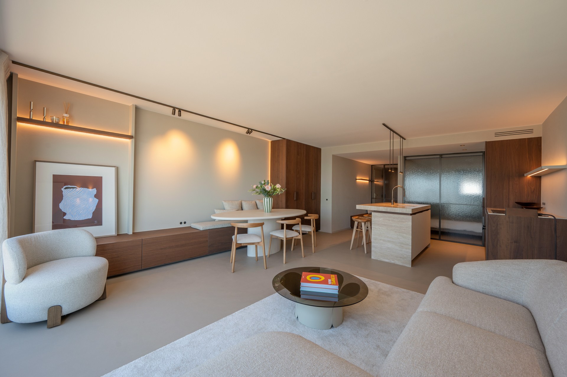 Prachtig gerenoveerd en instapklaar appartement met 3 slaapkamers en frontaal zeezicht, gelegen in een prestigieuze residentie op de zeedijk in het Zoute. 