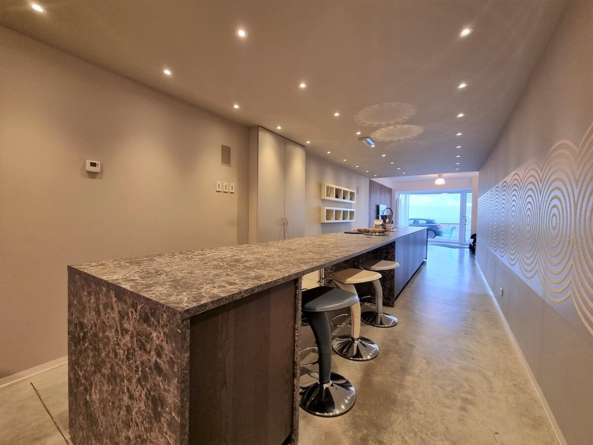 Uitzonderlijk appartement/loft op de zeedijk van Heist (271 m² bew. opp!!) 