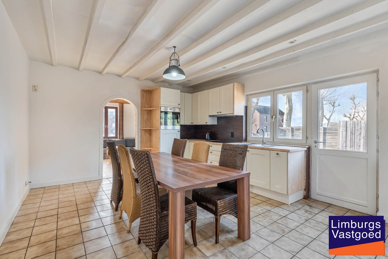 Instapklare woning met ruime loods/werkplaats, 11a 77ca 