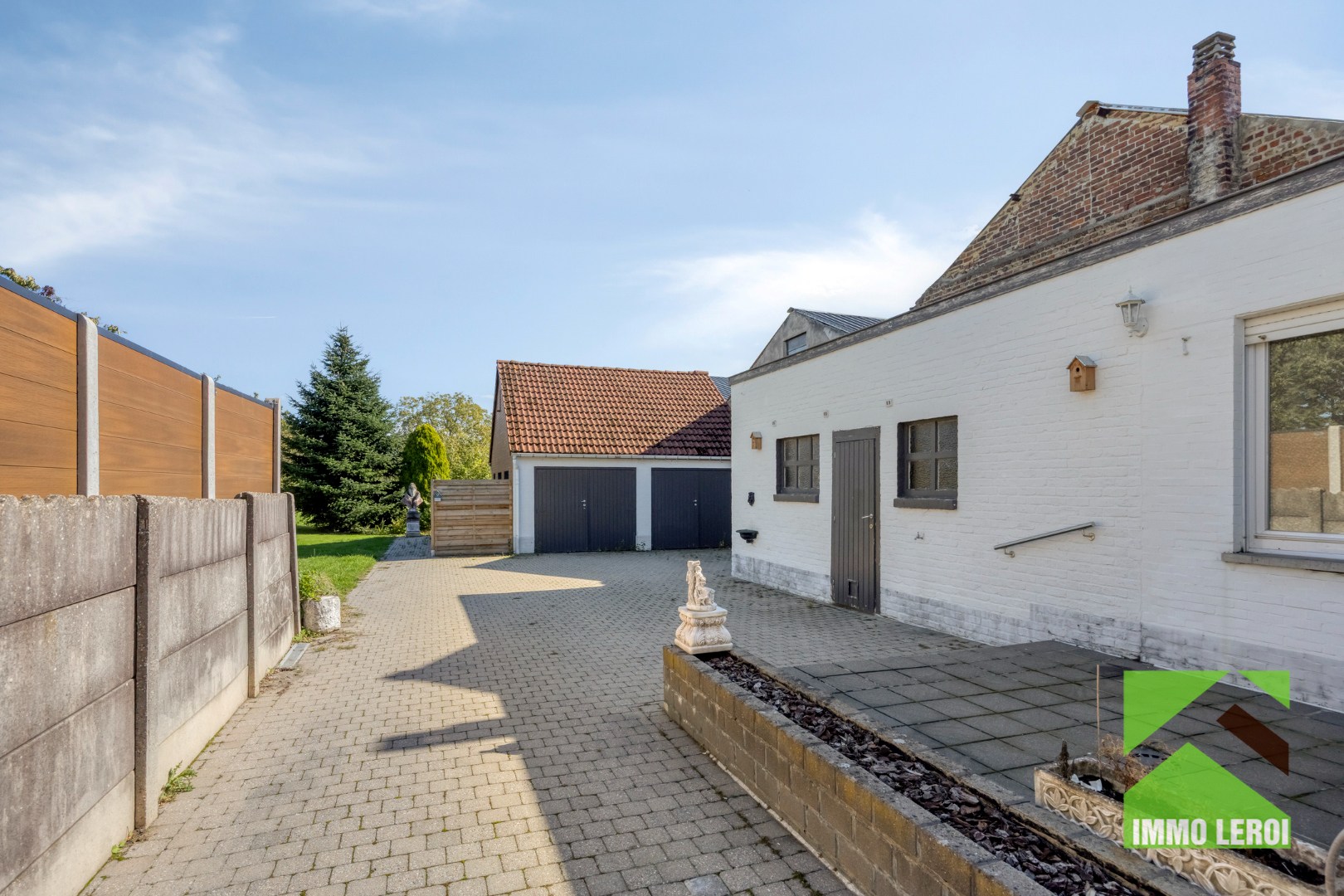 Inrit met dubbele garage