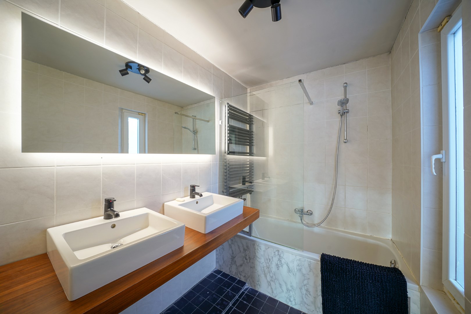 Woning met ruime garage en zicht op de vaart in Bredene 