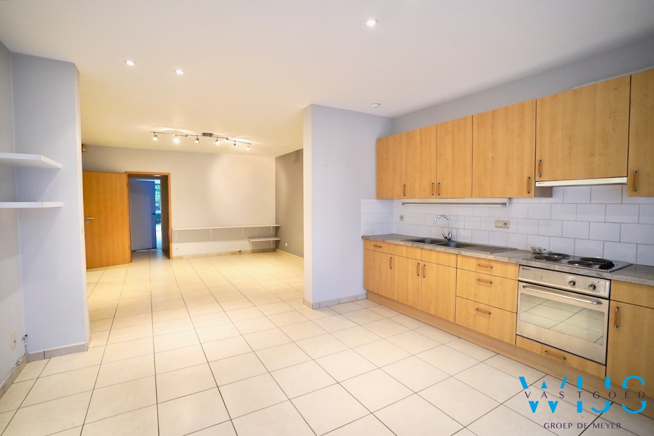 Goed gelegen handelspand met garage te CENTRUM ERTVELDE ! 