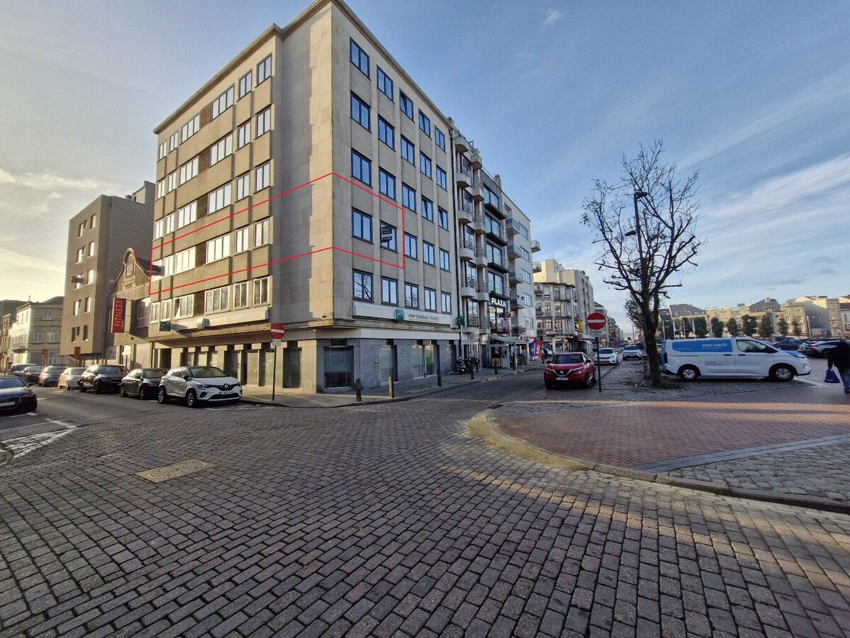 Groot hoekappartement met open zicht over de markt te Blankenberge 