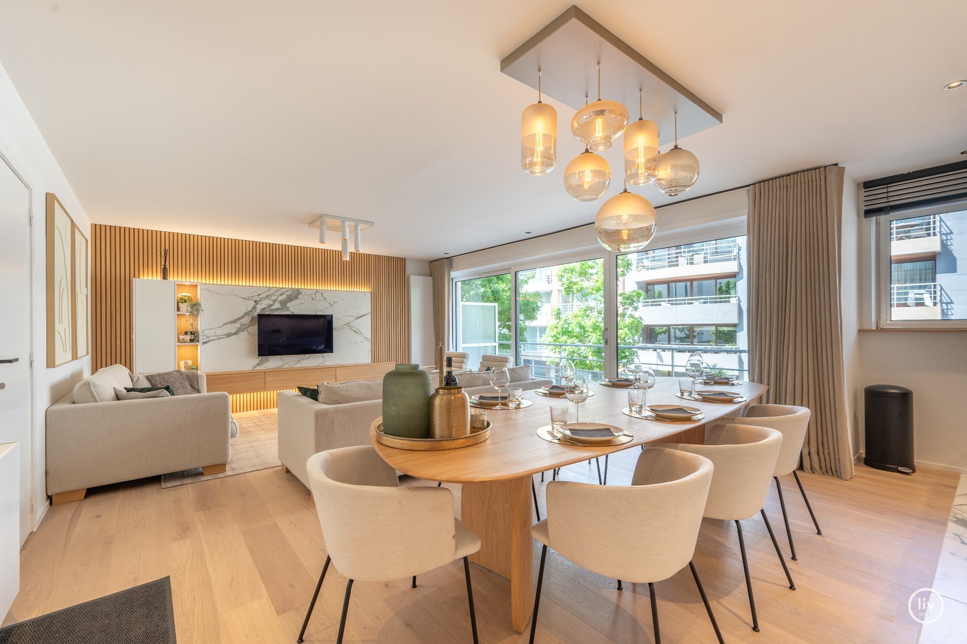 Instapklaar 3-kamer appartement op wandelafstand van de Lippenslaan met zuidgericht-terras. 8m gevelbreedte ! 