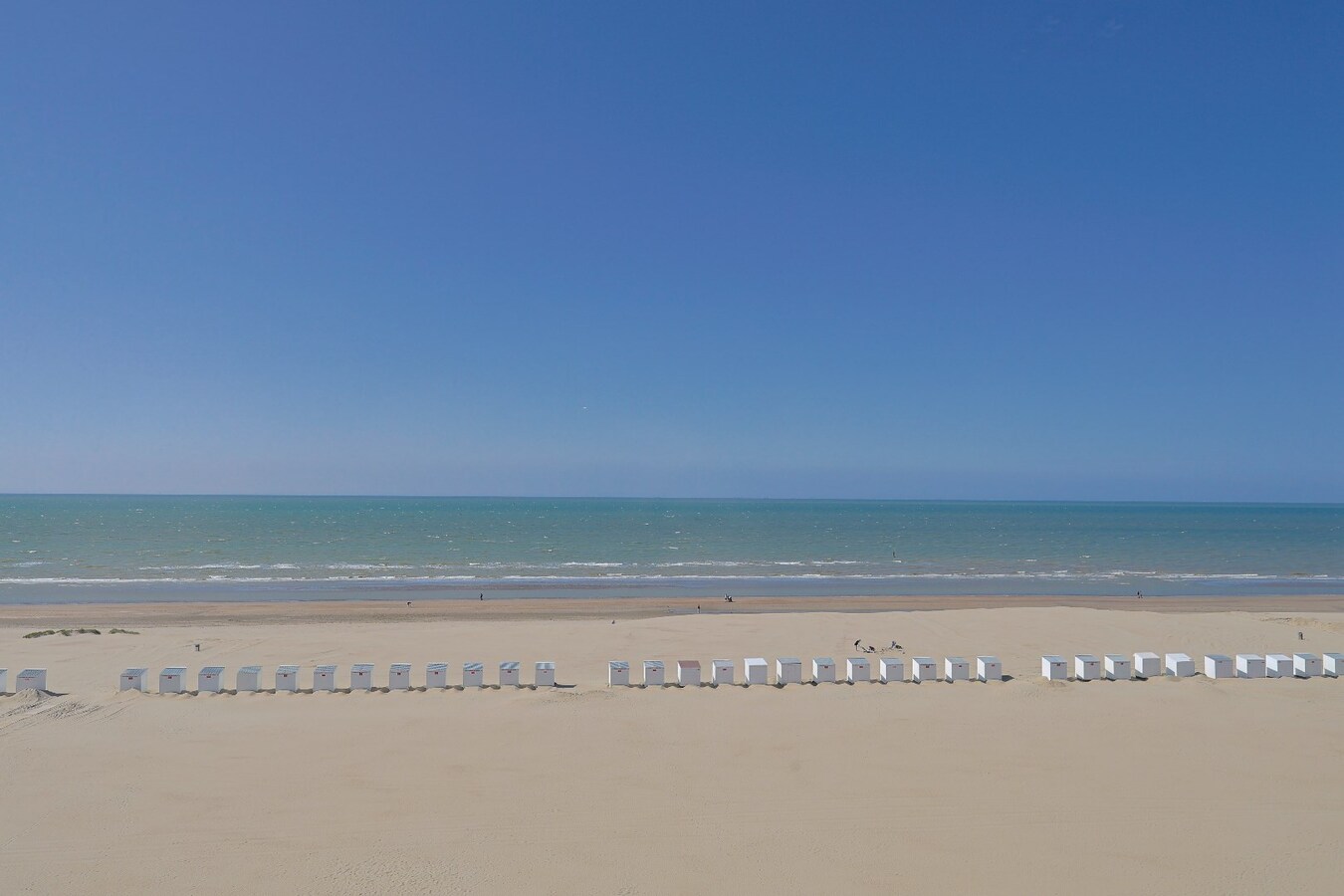 Appartement magnifique avec vue frontale sur la mer et deux chambres à coucher. 