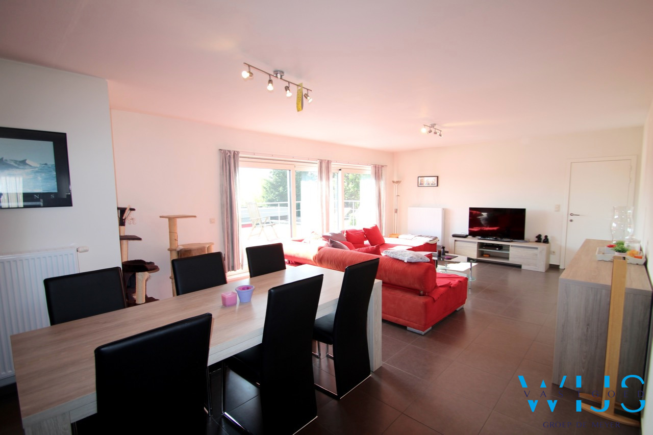 Zeer ruim instapklaar 4 slaapkamerappartement met garage en staanplaats te ERTVELDE 