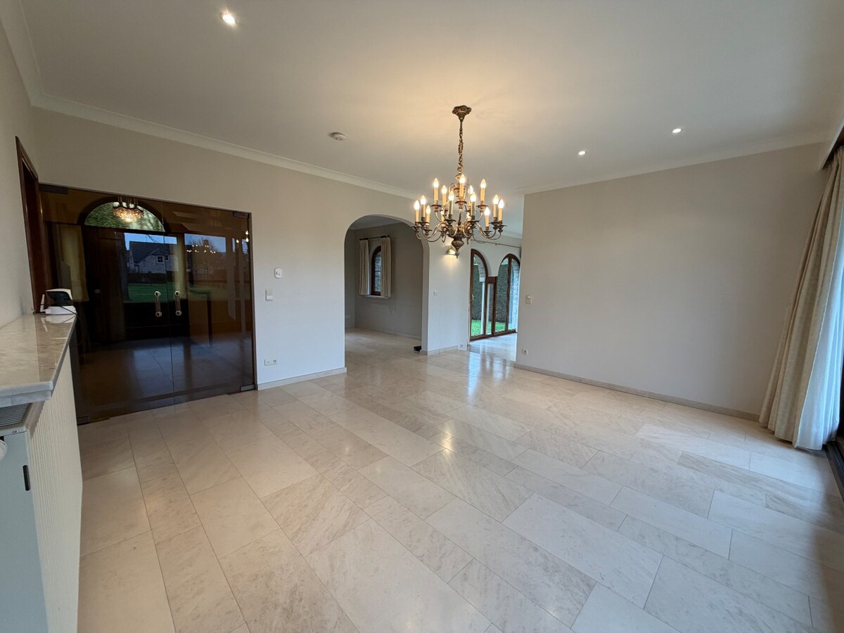 Ruime en rustig gelegen Spaanse villa te Dikkelvenne. 