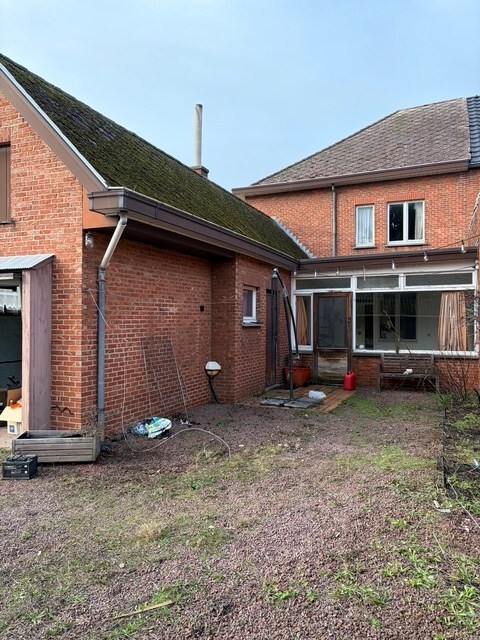 Te renoveren woning op een perceel van 8 are 